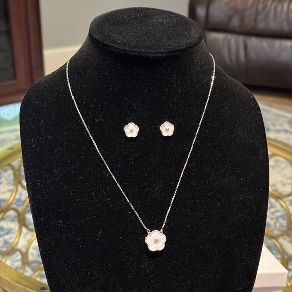 RHODIUM PLATED CLOVER EARRINGS AND NECKLACE SET IN GRAY MOTHER OF PEARL. - Picture 3 of 6